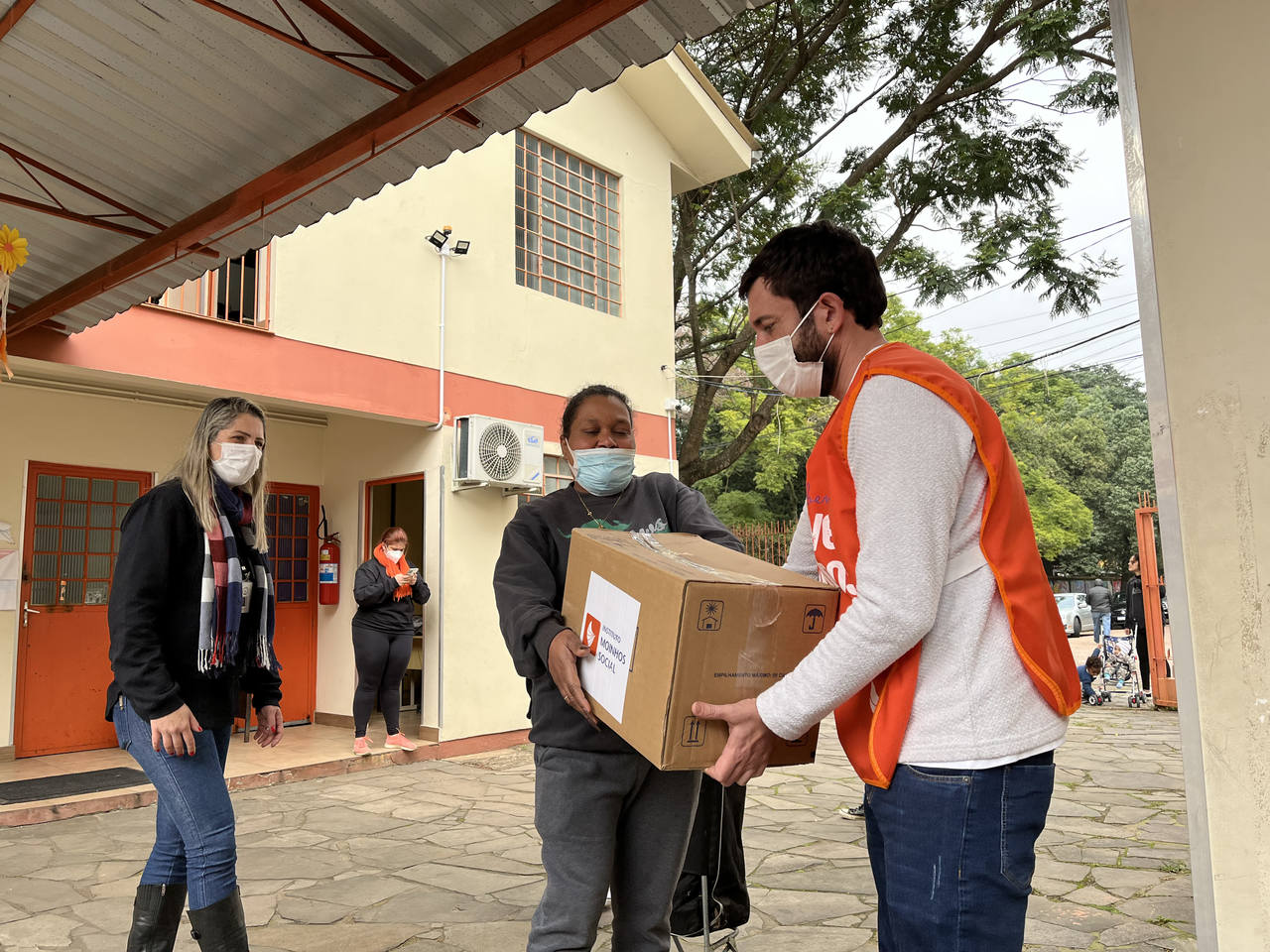 Campanha de inverno do Hospital Moinhos de Vento e dupla Gre-Nal entrega a primeira tonelada de alimentos