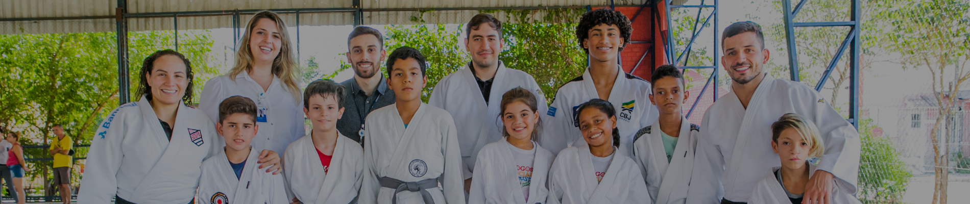 Medalhistas olímpicos de judô ensinam crianças atendidas por projeto desenvolvido pelo Instituto Moinhos Social