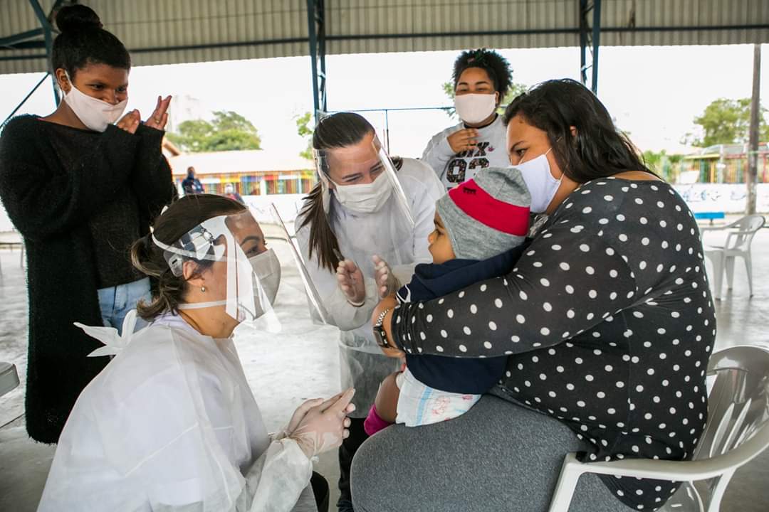 Doação de 1,5 mil doses de vacinas da gripe beneficia comunidades de Porto Alegre