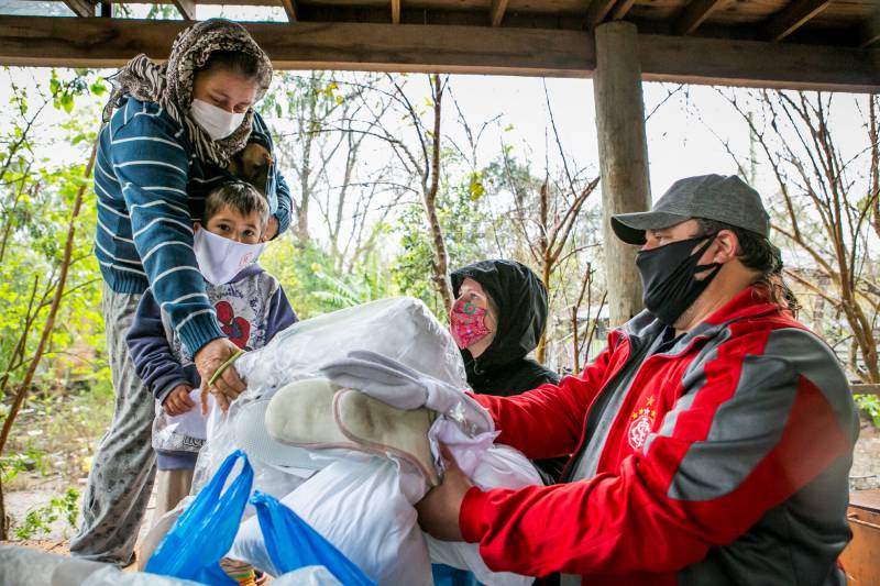 Campanha realiza primeira entrega de doações a moradores das ilhas