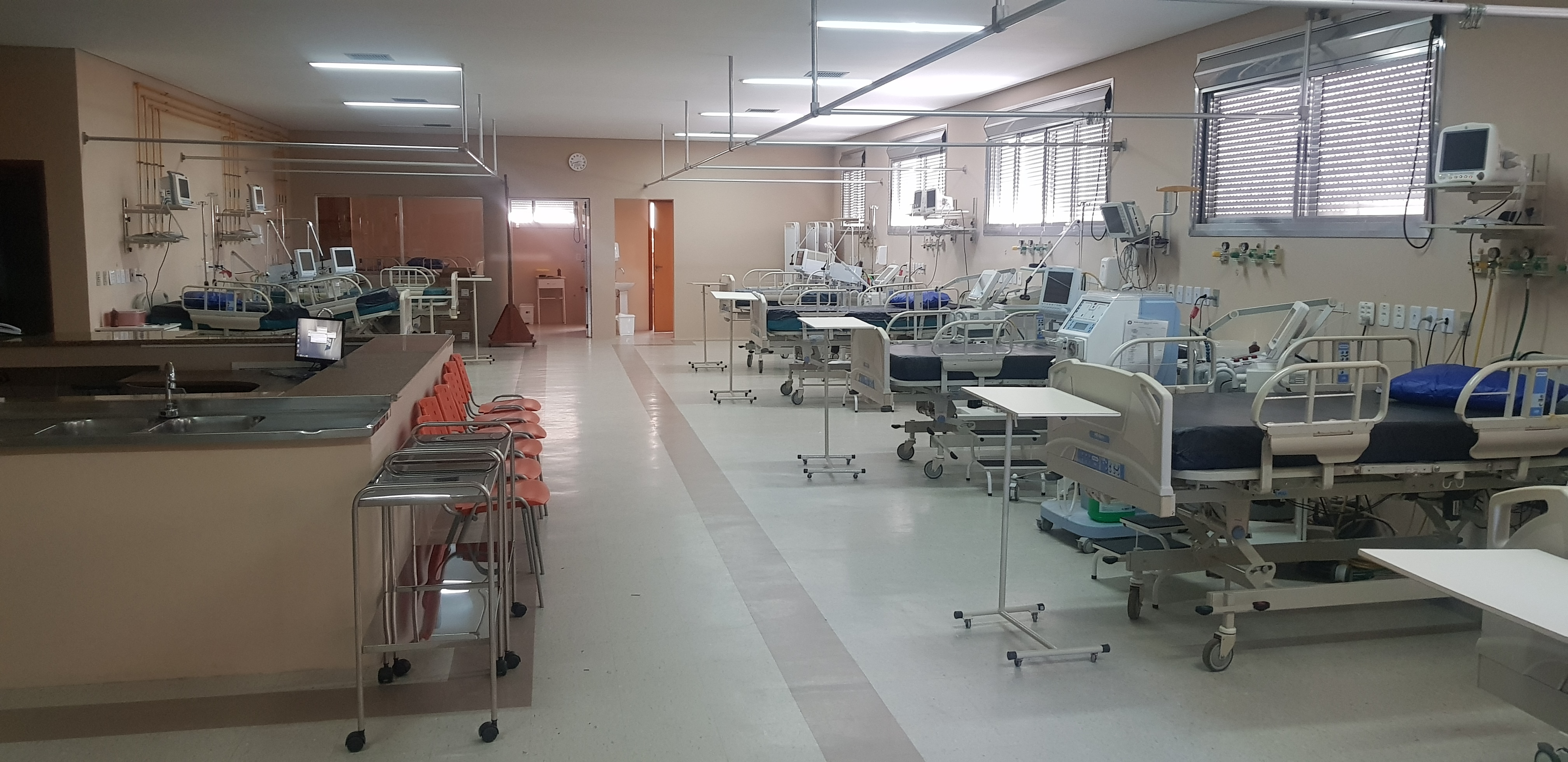 Hospital Moinhos doa móveis e equipamentos para três hospitais gaúchos